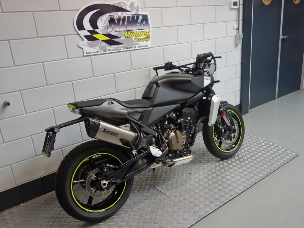 Nieuwe Husqvarna Svartpilen naked bike met 799cc motor uit 2025 bij NIWA Motoren