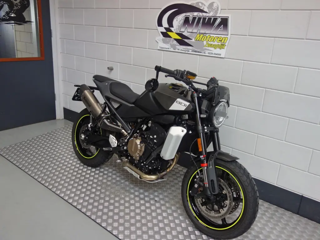 Nieuwe Husqvarna Svartpilen naked bike met 799cc motor uit 2025 bij NIWA Motoren