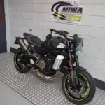 Nieuwe Husqvarna Svartpilen naked bike met 799cc motor uit 2025 bij NIWA Motoren