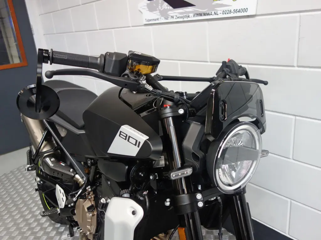 Nieuwe Husqvarna Svartpilen naked bike met 799cc motor uit 2025 bij NIWA Motoren