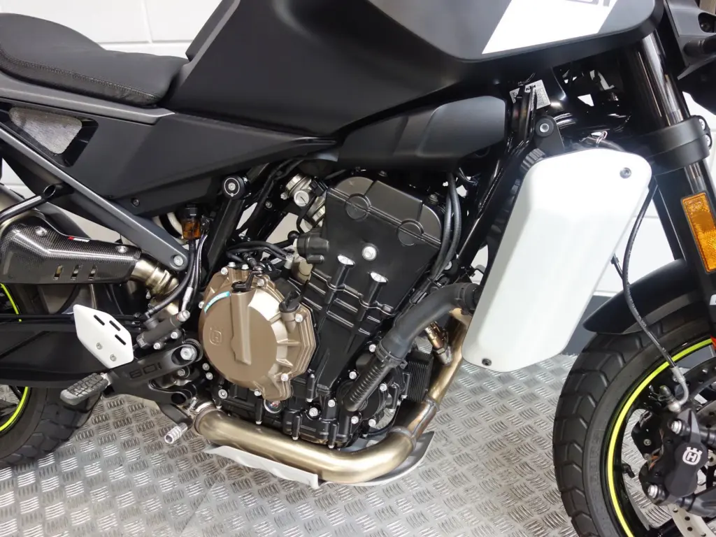 Nieuwe Husqvarna Svartpilen naked bike met 799cc motor uit 2025 bij NIWA Motoren