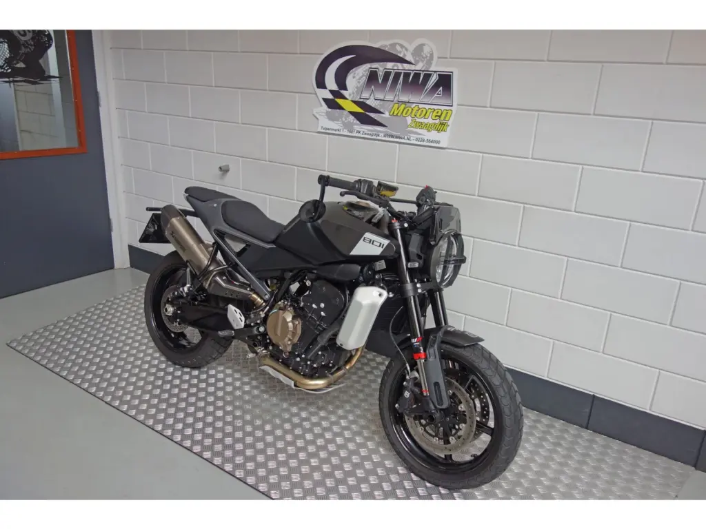 Nieuwe Husqvarna Svartpilen naked bike met 799cc motor uit 2025 bij NIWA Motoren