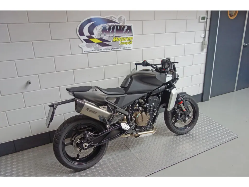 Nieuwe Husqvarna Svartpilen naked bike met 799cc motor uit 2025 bij NIWA Motoren