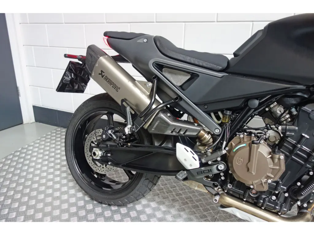 Nieuwe Husqvarna Svartpilen naked bike met 799cc motor uit 2025 bij NIWA Motoren