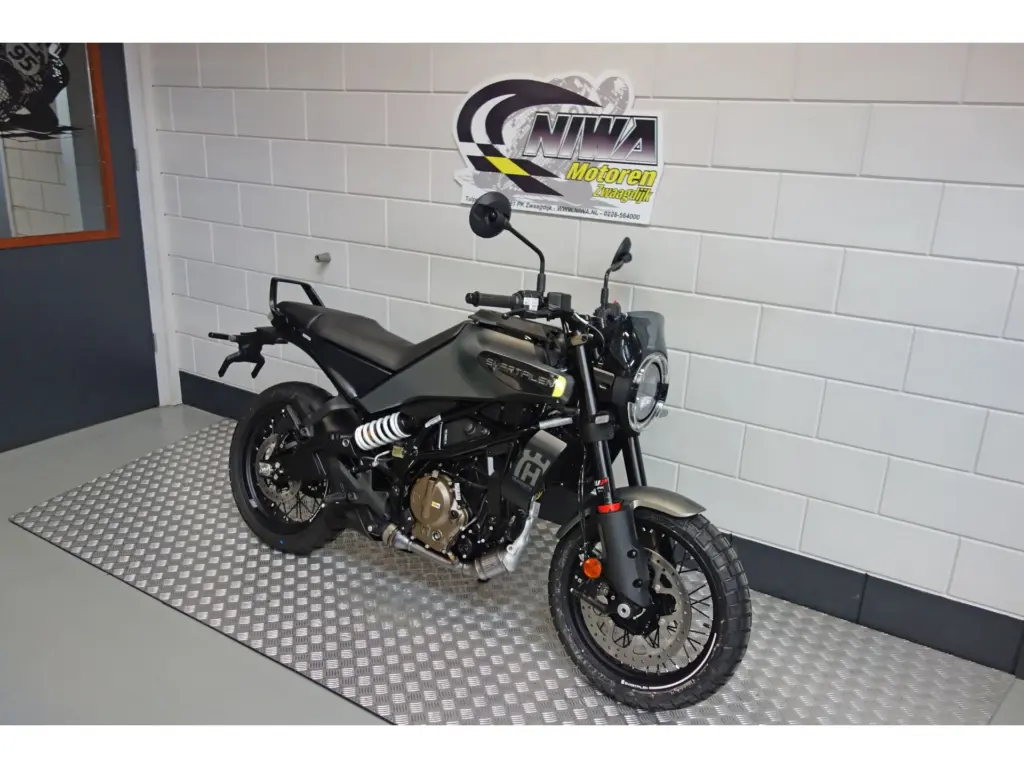 Nieuwe Husqvarna Svartpilen naked bike met 125cc motor uit 2025 bij NIWA Motoren