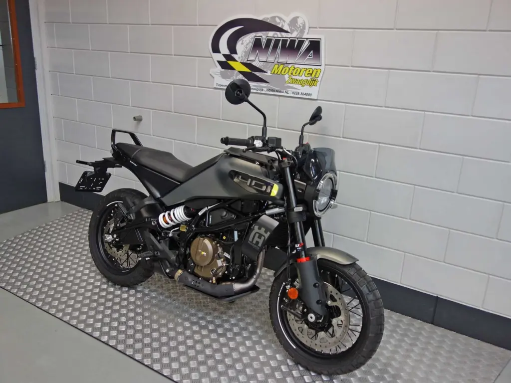 Nieuwe Husqvarna Svartpilen naked bike met 373cc motor uit 2025 bij NIWA Motoren