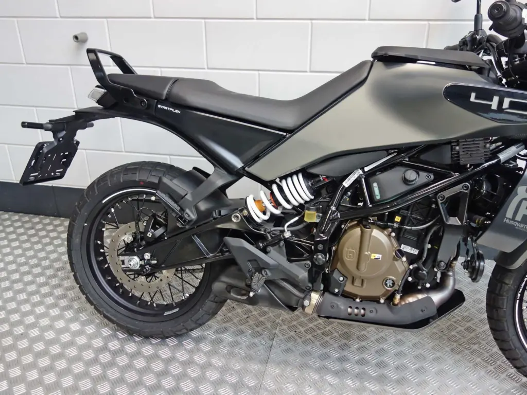 Nieuwe Husqvarna Svartpilen naked bike met 373cc motor uit 2025 bij NIWA Motoren