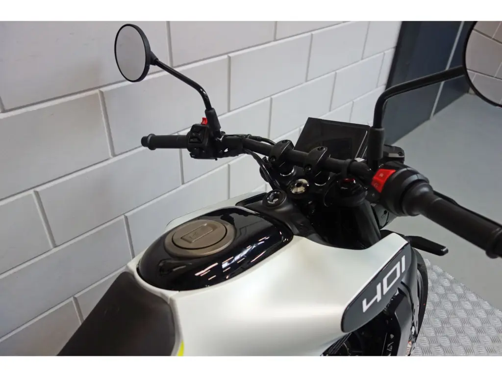 Nieuwe Husqvarna Vitpilen naked bike met 373cc motor uit 2025 bij NIWA Motoren