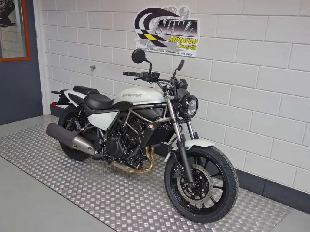 Nieuwe Kawasaki Eliminator 500 chopper met 451cc motor uit 2026 bij NIWA Motoren