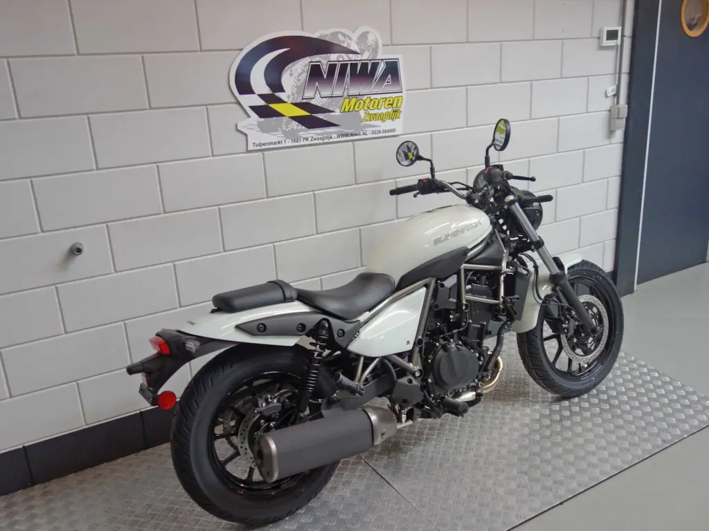 Nieuwe Kawasaki Eliminator 500 chopper met 451cc motor uit 2026 bij NIWA Motoren