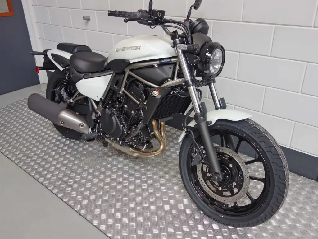 Nieuwe Kawasaki Eliminator 500 chopper met 451cc motor uit 2026 bij NIWA Motoren