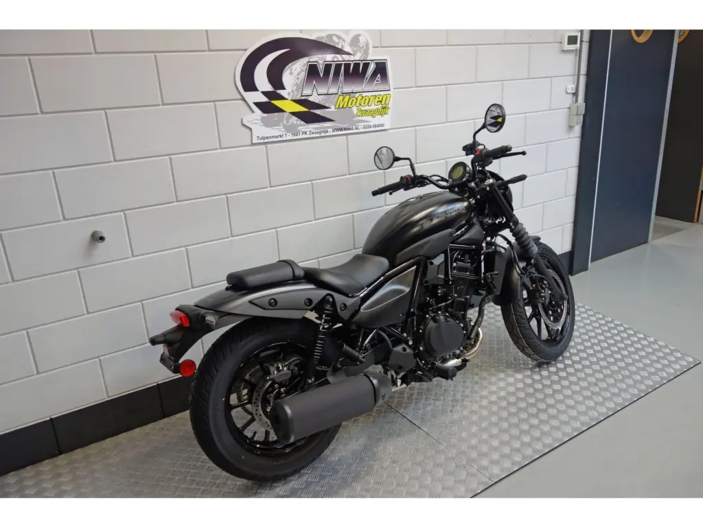 Nieuwe Kawasaki Eliminator 500 chopper met 451cc motor uit 2026 bij NIWA Motoren