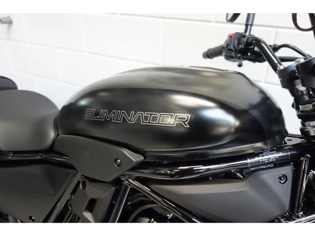 Nieuwe Kawasaki Eliminator 500 chopper met 451cc motor uit 2026 bij NIWA Motoren