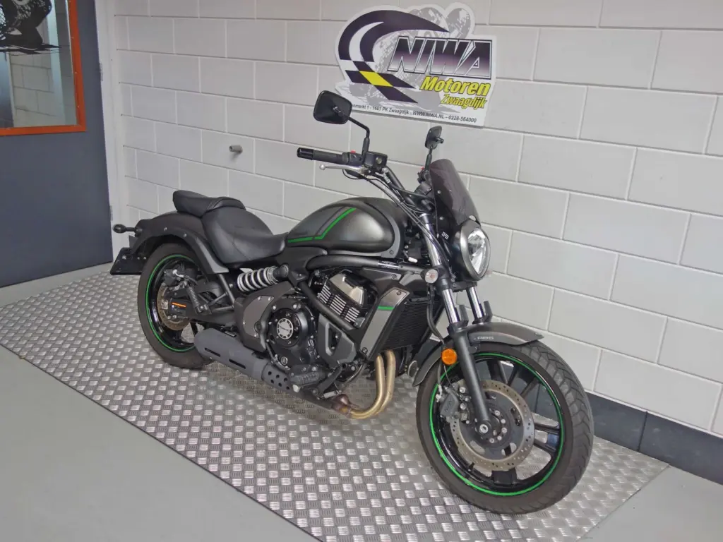 Gebruikte Kawasaki Vulcan chopper met 649cc motor uit 2023 bij NIWA Motoren