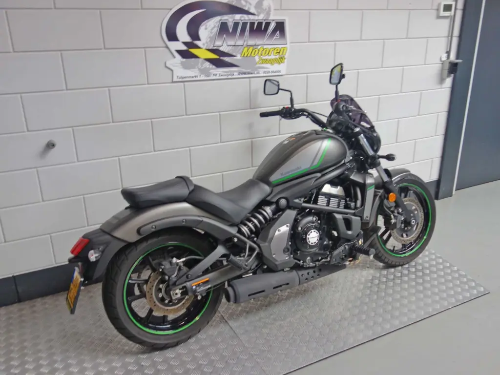 Gebruikte Kawasaki Vulcan chopper met 649cc motor uit 2023 bij NIWA Motoren