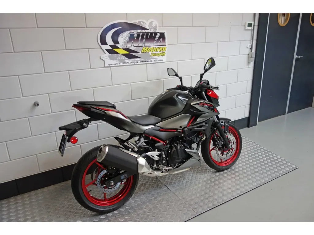 Nieuwe Kawasaki Z500 naked bike met 451cc motor uit 2025 bij NIWA Motoren