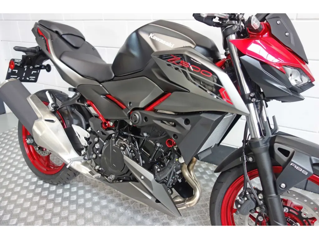 Nieuwe Kawasaki Z500 naked bike met 451cc motor uit 2025 bij NIWA Motoren