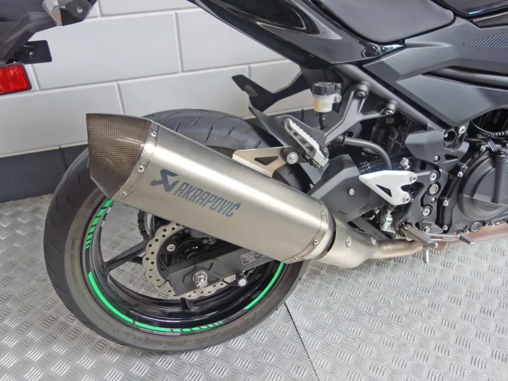 Gebruikte Kawasaki Z400 naked bike met 399cc motor uit 2019 bij NIWA Motoren