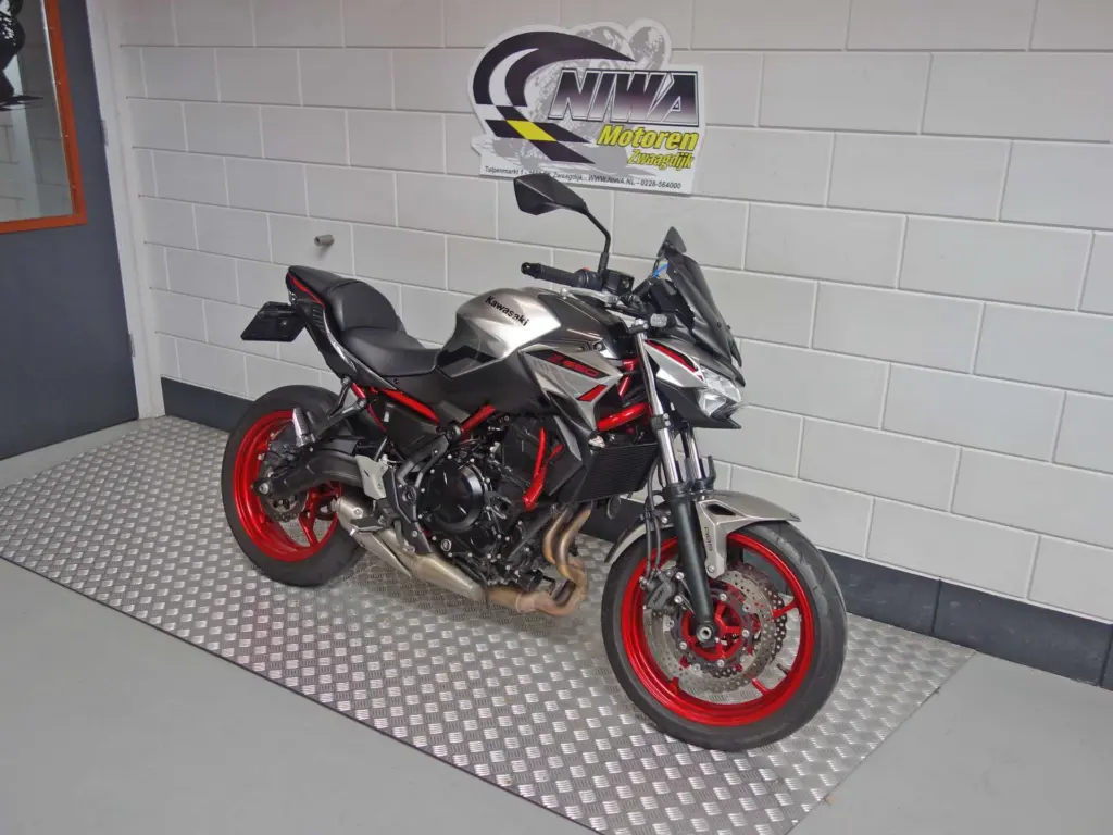 Gebruikte Kawasaki Z650 naked bike met 649cc motor uit 2023 bij NIWA Motoren