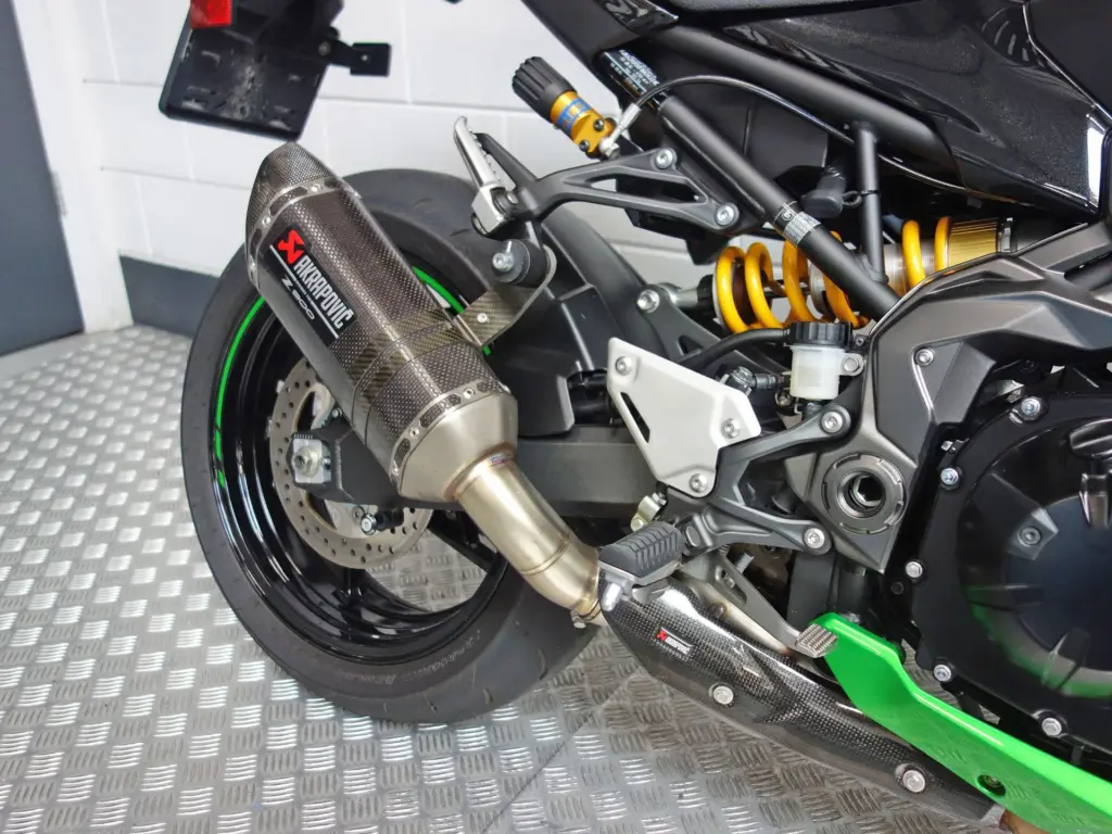Gebruikte Kawasaki Z900 naked bike met 948cc motor uit 2024 bij NIWA Motoren