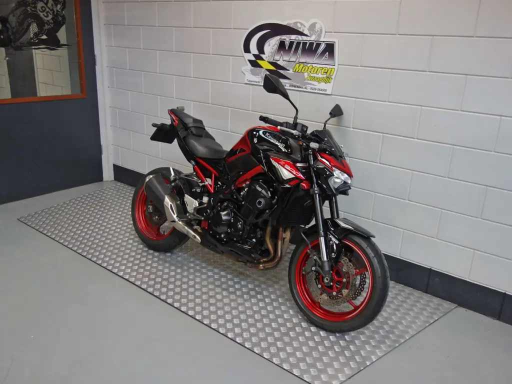 Gebruikte Kawasaki Z900 naked bike met 948cc motor uit 2024 bij NIWA Motoren