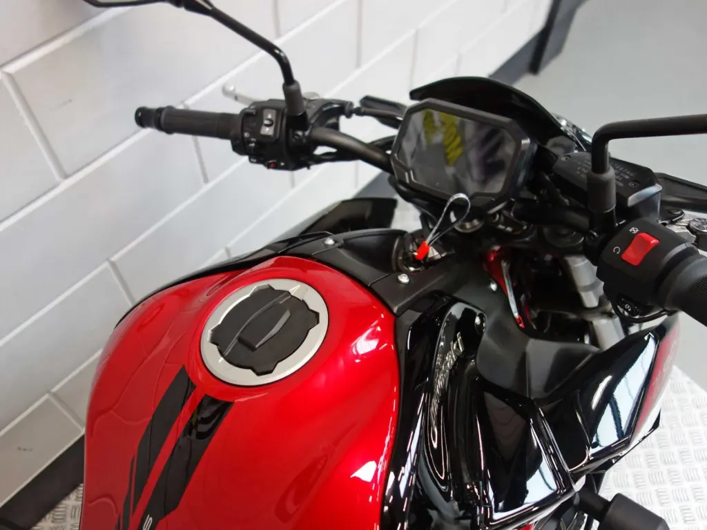 Gebruikte Kawasaki Z900 naked bike met 948cc motor uit 2024 bij NIWA Motoren