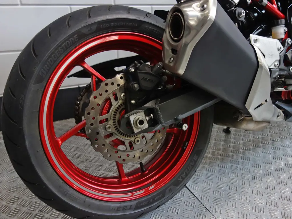 Gebruikte Kawasaki Z900 naked bike met 948cc motor uit 2024 bij NIWA Motoren