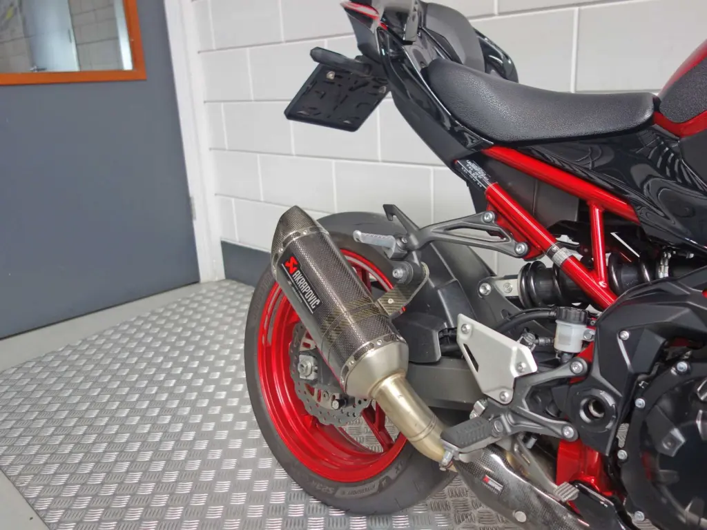 Gebruikte Kawasaki Z900 naked bike met 948cc motor uit 2024 bij NIWA Motoren