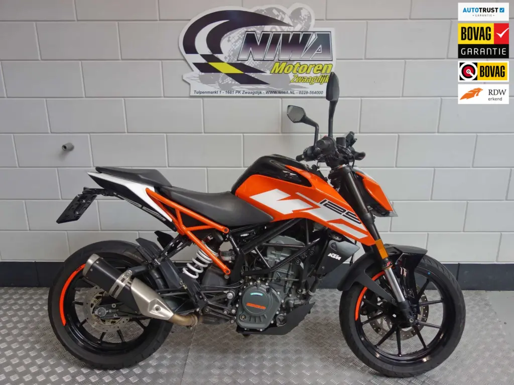 Gebruikte KTM 125 naked bike met 125cc motor uit 2017 bij NIWA Motoren