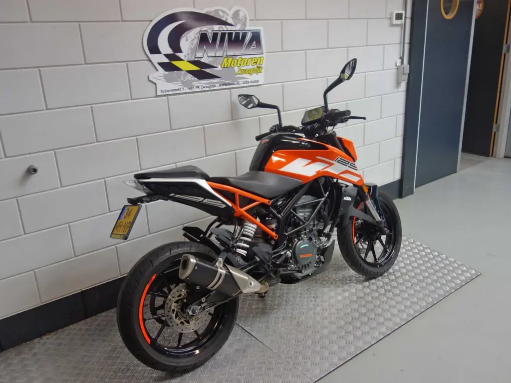 Gebruikte KTM 125 naked bike met 125cc motor uit 2017 bij NIWA Motoren