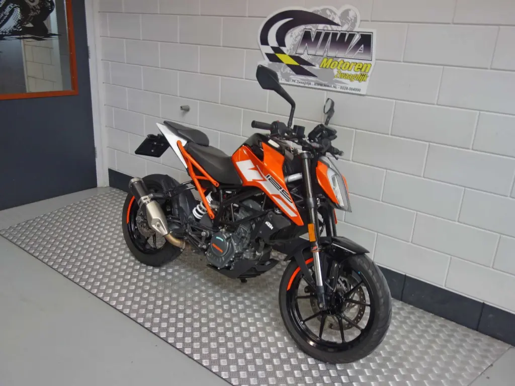 Gebruikte KTM 125 naked bike met 125cc motor uit 2017 bij NIWA Motoren