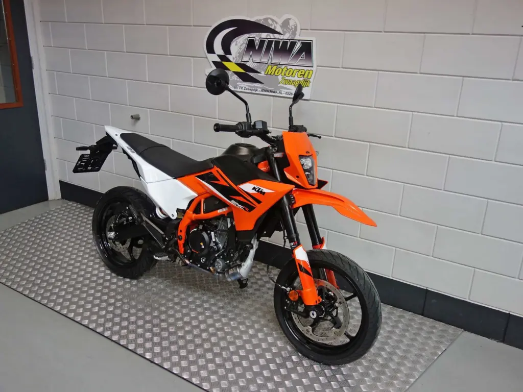Nieuwe KTM 125 supermotard met cc motor uit 2025 bij NIWA Motoren