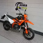 Nieuwe KTM 125 supermotard met cc motor uit 2025 bij NIWA Motoren