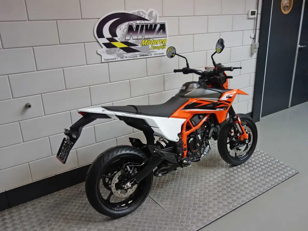 Nieuwe KTM 125 supermotard met cc motor uit 2025 bij NIWA Motoren