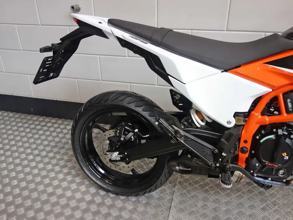Nieuwe KTM 125 supermotard met cc motor uit 2025 bij NIWA Motoren
