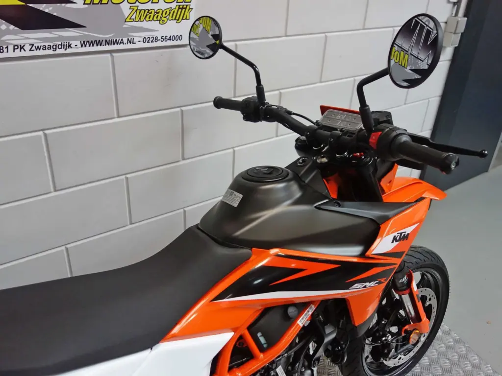 Nieuwe KTM 125 supermotard met cc motor uit 2025 bij NIWA Motoren