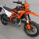 Nieuwe KTM 125 supermotard met cc motor uit 2025 bij NIWA Motoren