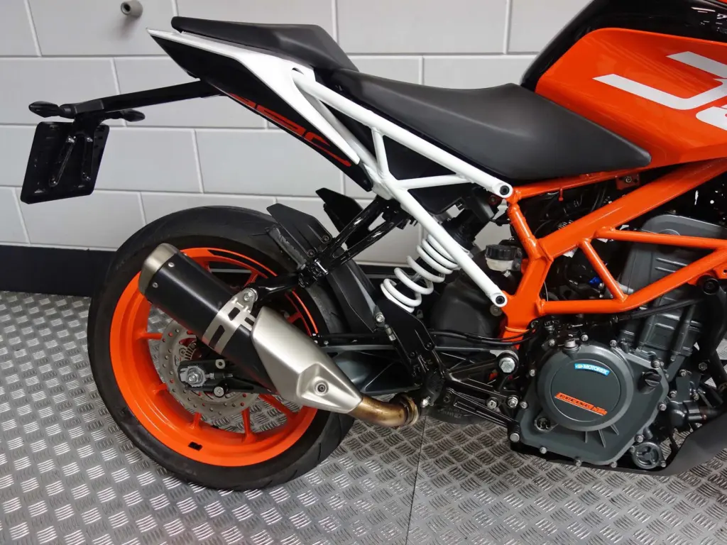 Gebruikte KTM 390 naked bike met 373cc motor uit 2017 bij NIWA Motoren