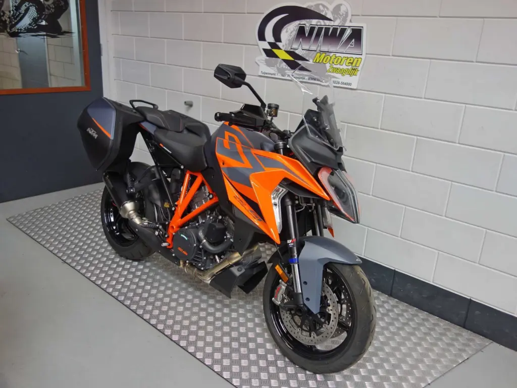 Nieuwe KTM 1290 tour met cc motor uit 2024 bij NIWA Motoren