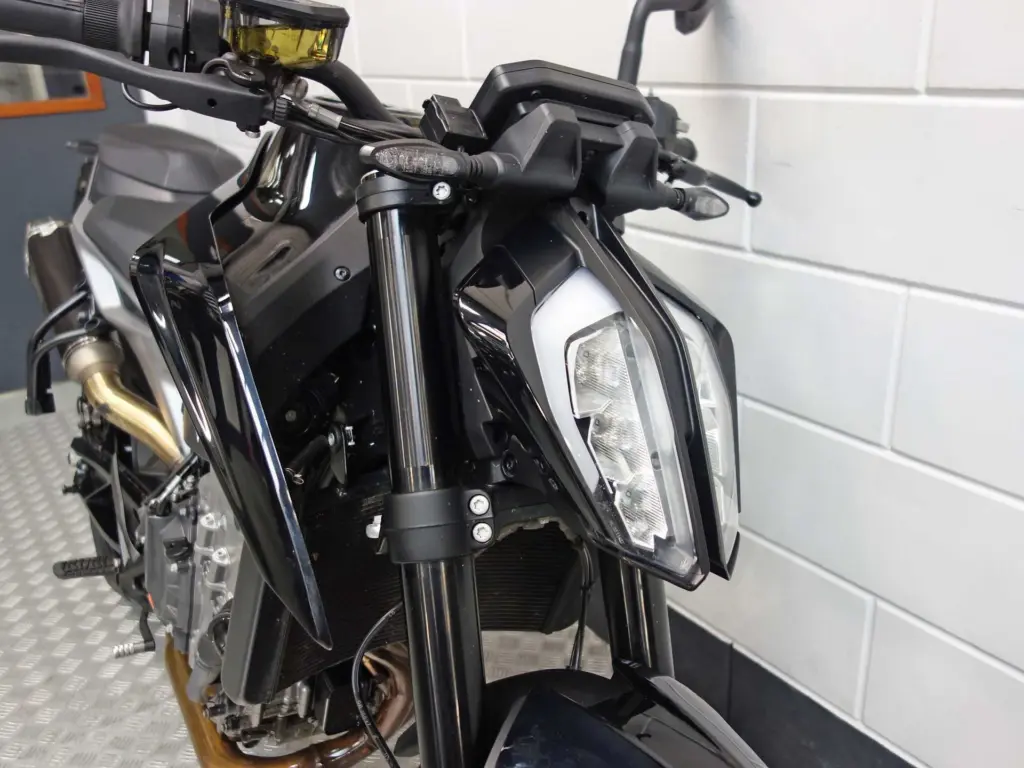 Gebruikte KTM 790 Duke naked bike met 799cc motor uit 2023 bij NIWA Motoren