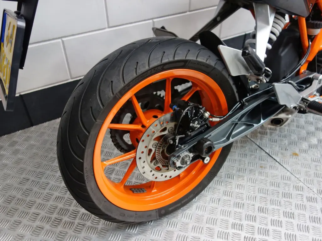 Gebruikte KTM 390 naked bike met 373cc motor uit 2016 bij NIWA Motoren