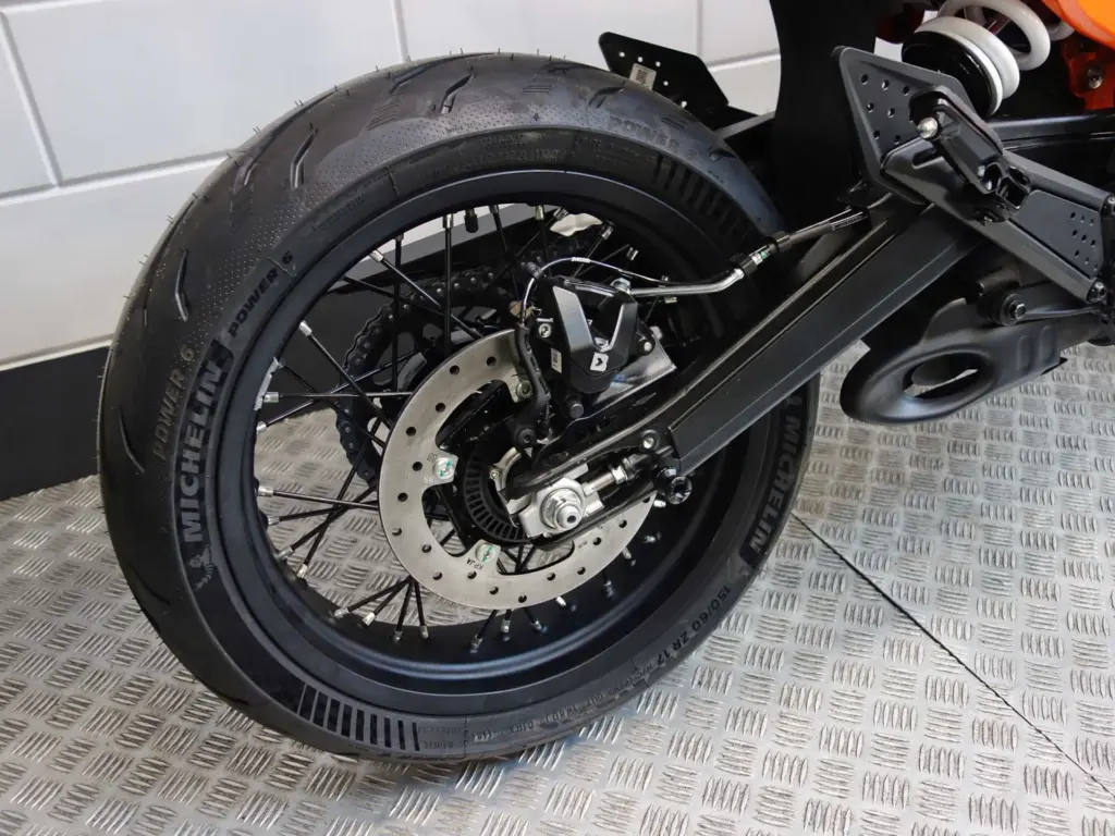 Nieuwe KTM 390 supermotard met cc motor uit 2026 bij NIWA Motoren