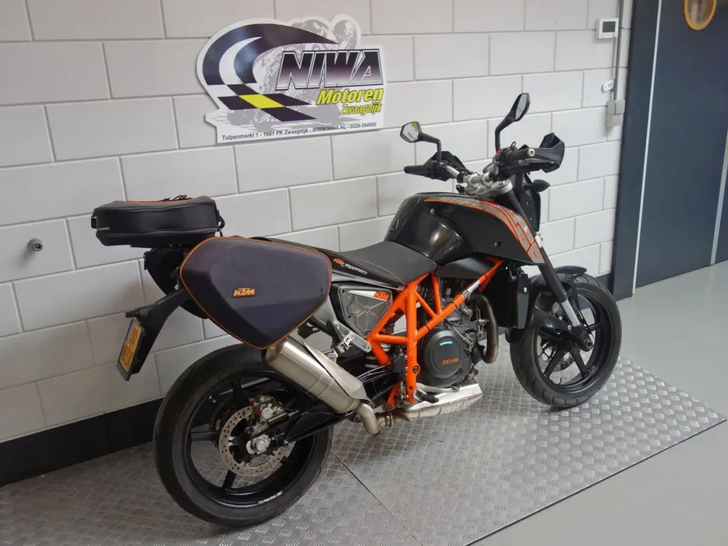 Gebruikte KTM 690 naked bike met 690cc motor uit 2012 bij NIWA Motoren