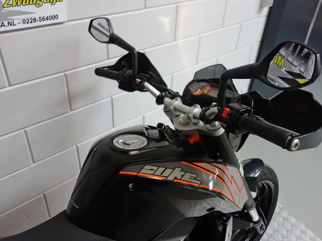 Gebruikte KTM 690 naked bike met 690cc motor uit 2012 bij NIWA Motoren