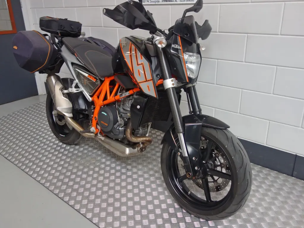 Gebruikte KTM 690 naked bike met 690cc motor uit 2012 bij NIWA Motoren