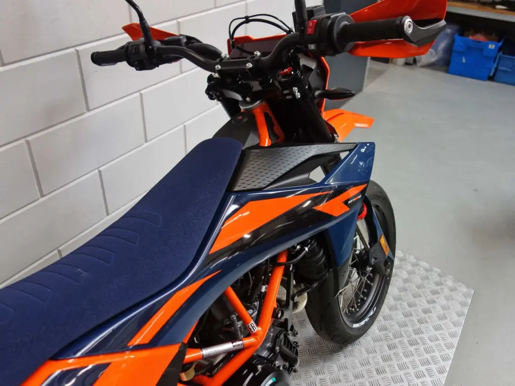 Nieuwe KTM 690 supermotard met cc motor uit 2026 bij NIWA Motoren