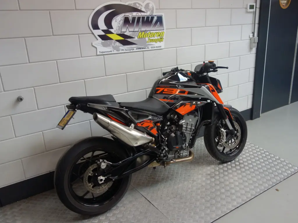 Gebruikte KTM 790 Duke naked bike met 799cc motor uit 2024 bij NIWA Motoren