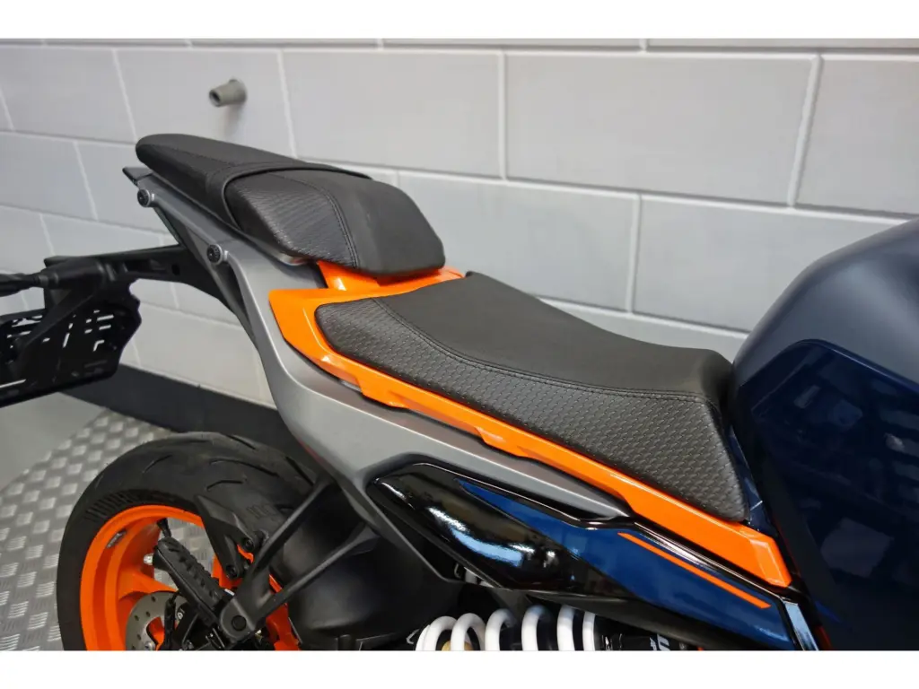 Nieuwe KTM 390 naked bike met 373cc motor uit 2025 bij NIWA Motoren