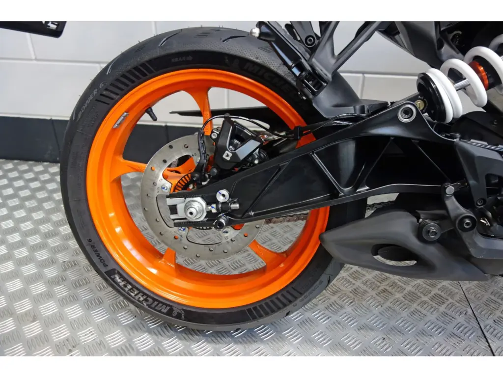 Nieuwe KTM 390 naked bike met 373cc motor uit 2025 bij NIWA Motoren