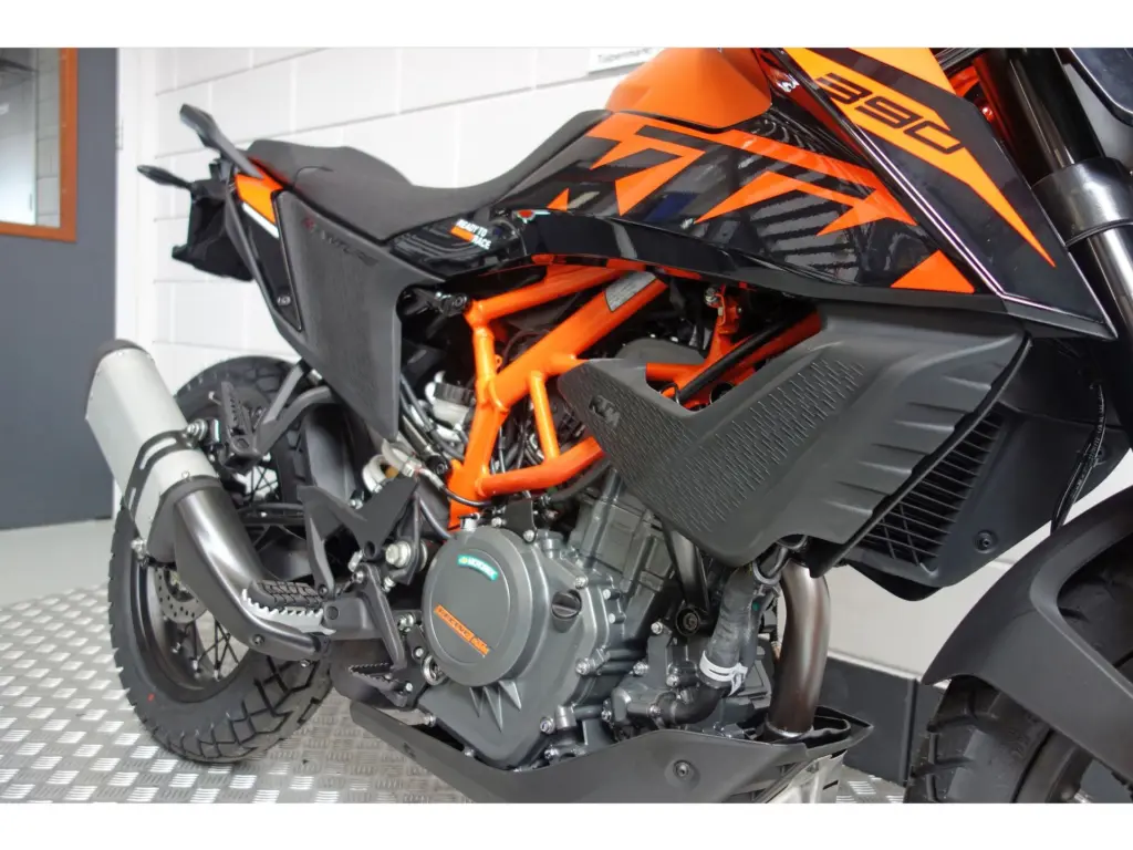 Nieuwe KTM 390 tour met cc motor uit 2024 bij NIWA Motoren